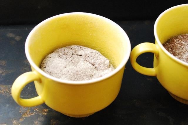 Dessert Tasse gefuellt mit Haselnusskuchen