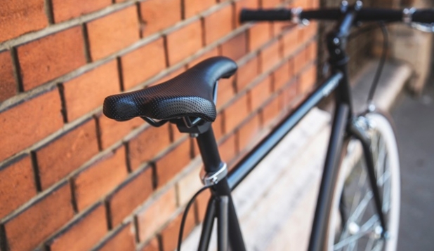 Stadtplanung und Klimaschutz - Fahrradttest hilft. Bild: MiladaVigerova_unsplash ein Fahrrad lehnt an einer Hauswand