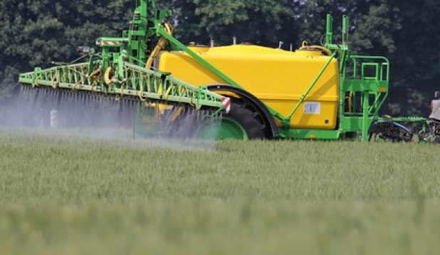 Einsatz von Unkrautvernichtungsmitteln auf einem Feld