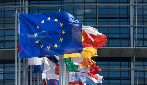 Fahnen vor dem EU Parlament