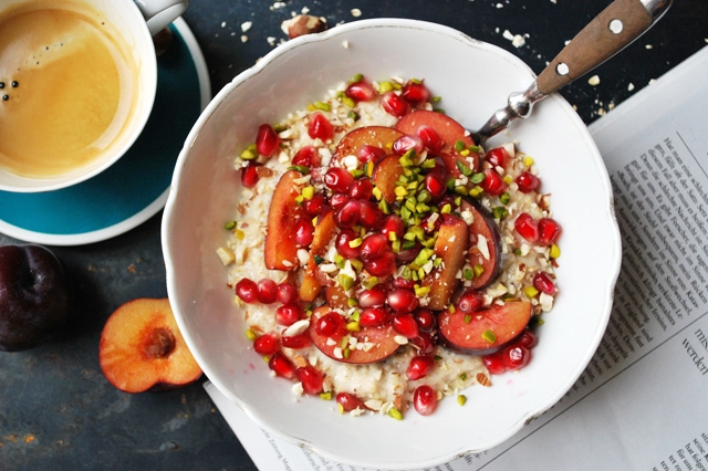 Fruehstueck Haferbrei mit Obst und Nuessen