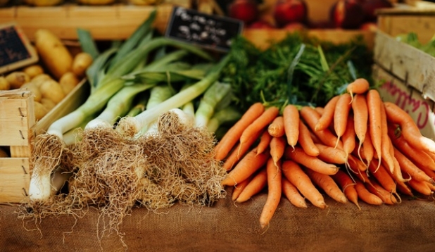 Gemuesemarktstand mit Moehren Porree und Kartoffeln