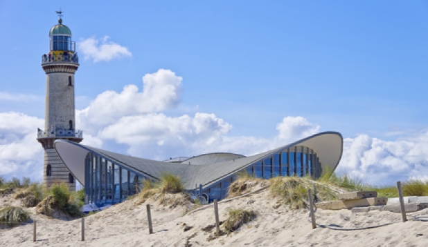 Leuchtturm und Teepott in Rostock Warnemuende