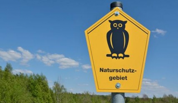 Naturschutzgebiet Schild an einem Pfahl