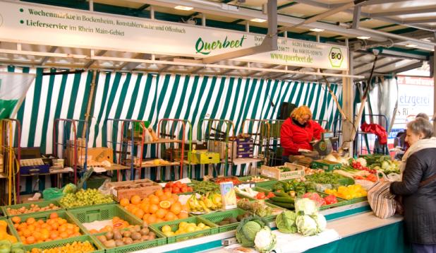 Obst und Gemuesestand auf einem Markt