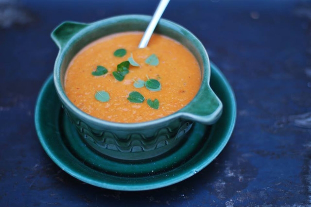 Tomaten Kichererbsensuppe in einer Tasse