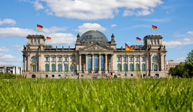 Vorderansicht des Reichstagsgebaeudes in Berlin im Sommer