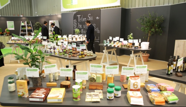 Weltleitmesse Biofach mit aufgebauten Staenden